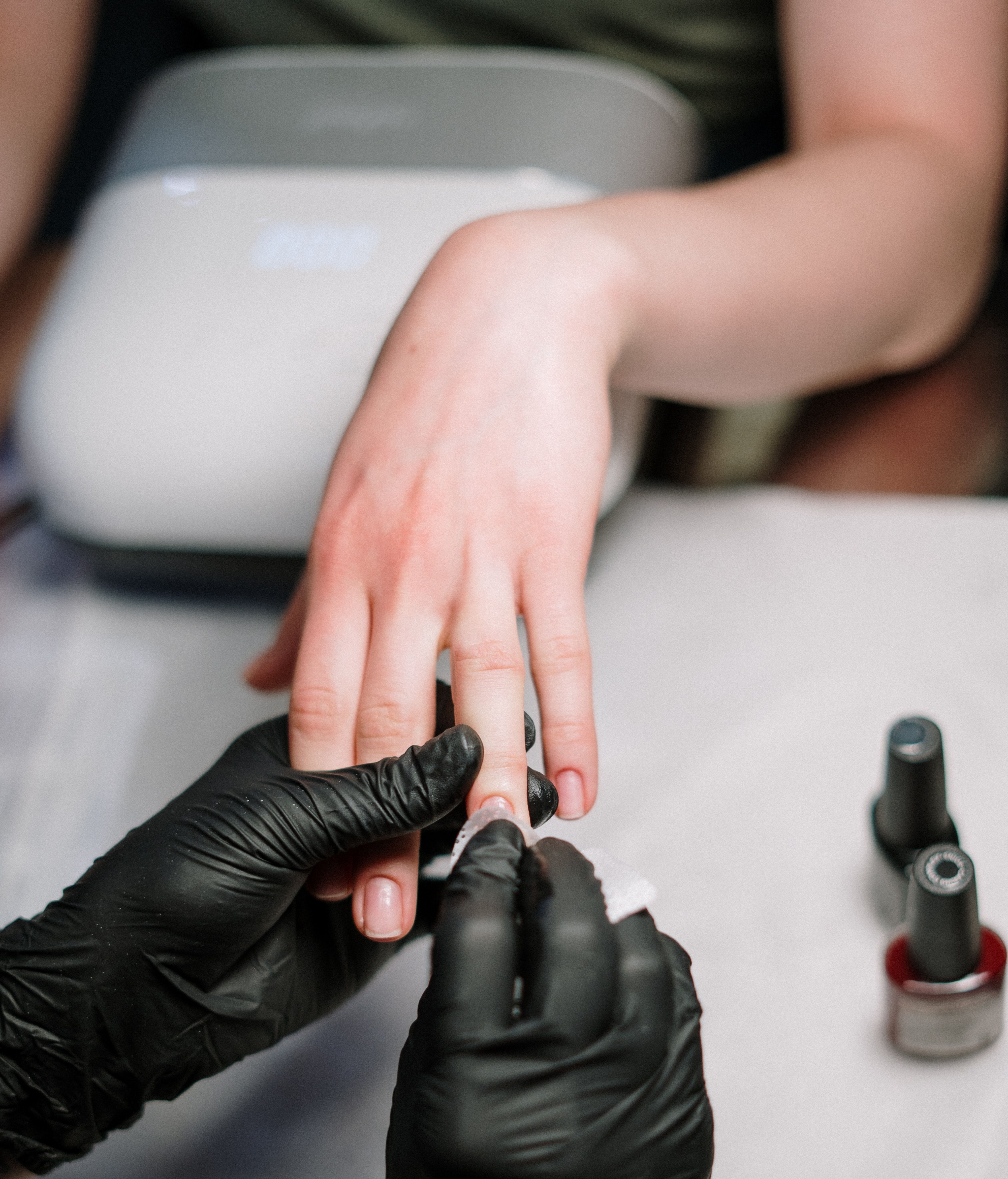 Las manicuras permanentes están de moda. FUENTE: Pexels