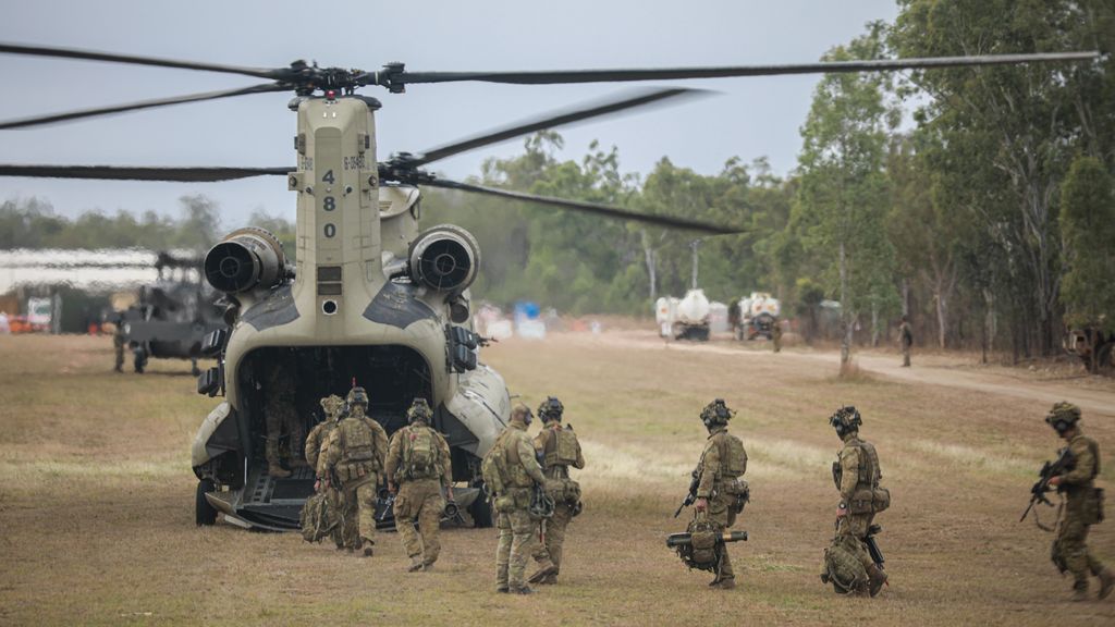 Militares australianos subiéndose a un avión militar estadounidense