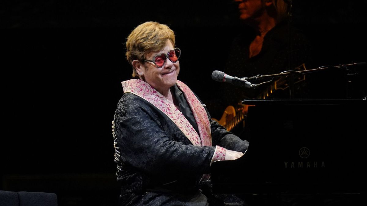 Elton John pasa la noche en el hospital por una caída en su casa de Francia