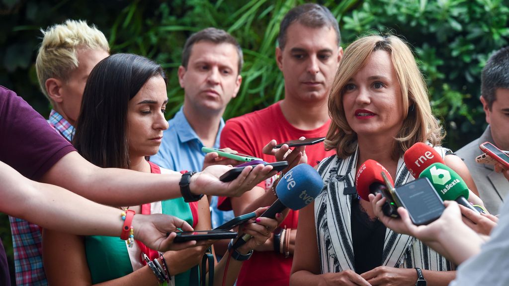 La portavoz del PSOE, Pilar Alegría, ofrece declaraciones a los medios este lunes en Ferraz