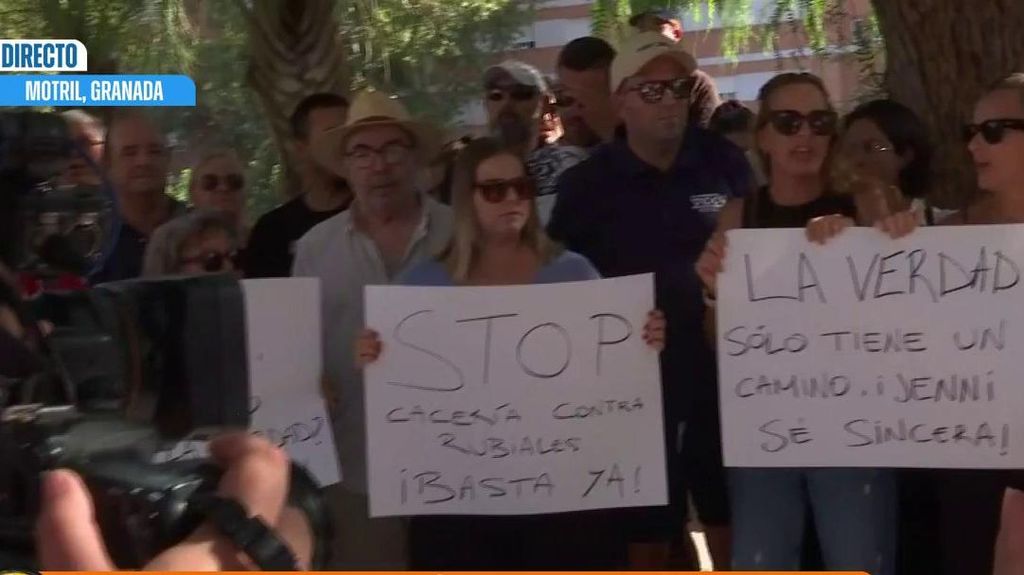 "Stop a la cacería contra Luis Rubiales": amigos y familiares del presidente de la RFEF se manifiestan