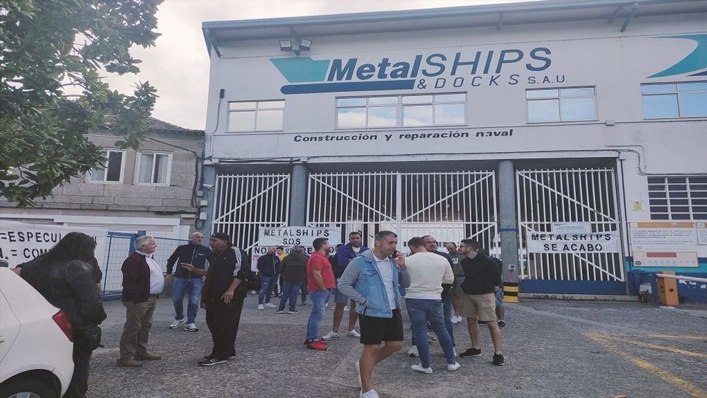 Trabajadores del astillero Metalships de Vigo, a las puertas de la empresa, en la primera jornada de la huelga indefinida