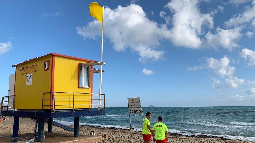 Un guardia civil fuera de servicio rescata a tres niños que se ahogaban en una playa de Castellón