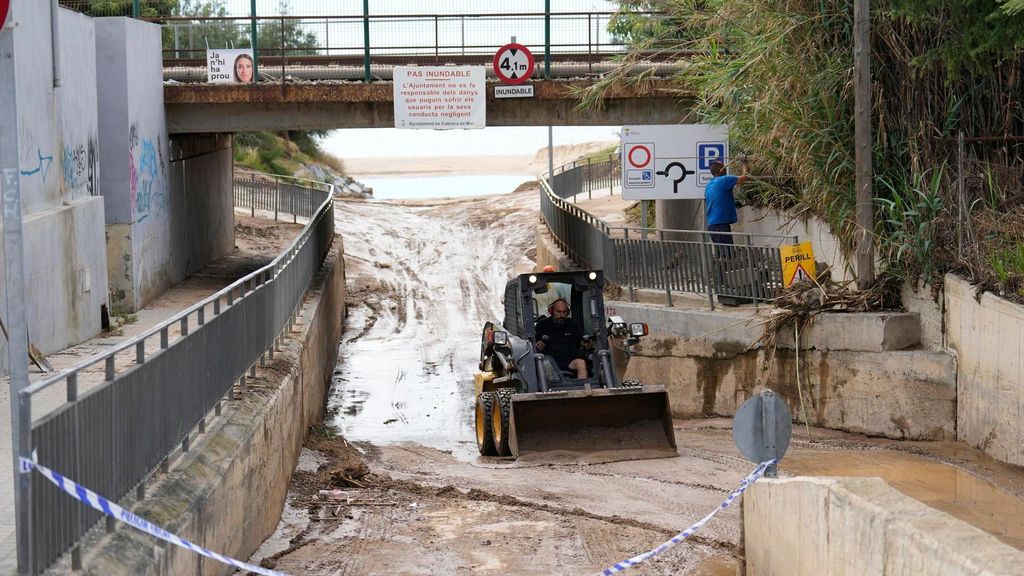 Una mujer, en estado grave al caerse una farola entre los heridos por el temporal de lluvia y viento que sacude al Mediterráneo