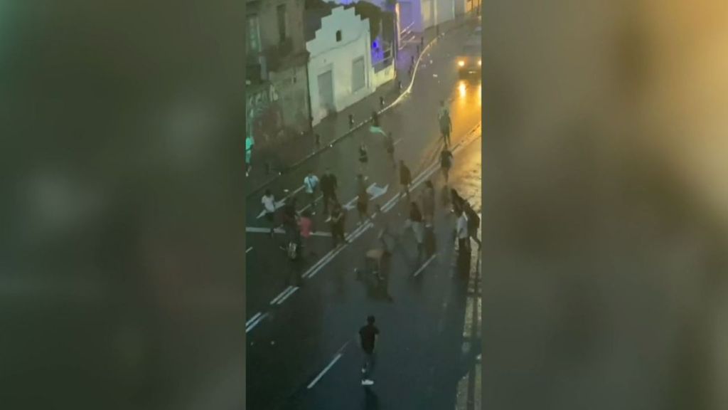 Decenas de jóvenes a puñetazos y patadas en medio de la carretera a las afueras de una discoteca de Valencia