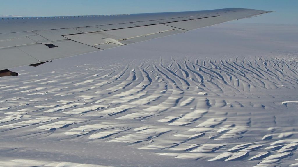 Hielo pesado agrietándose cerca del margen de corte oriental de Foundation Ice Stream en la Antártida Occidental