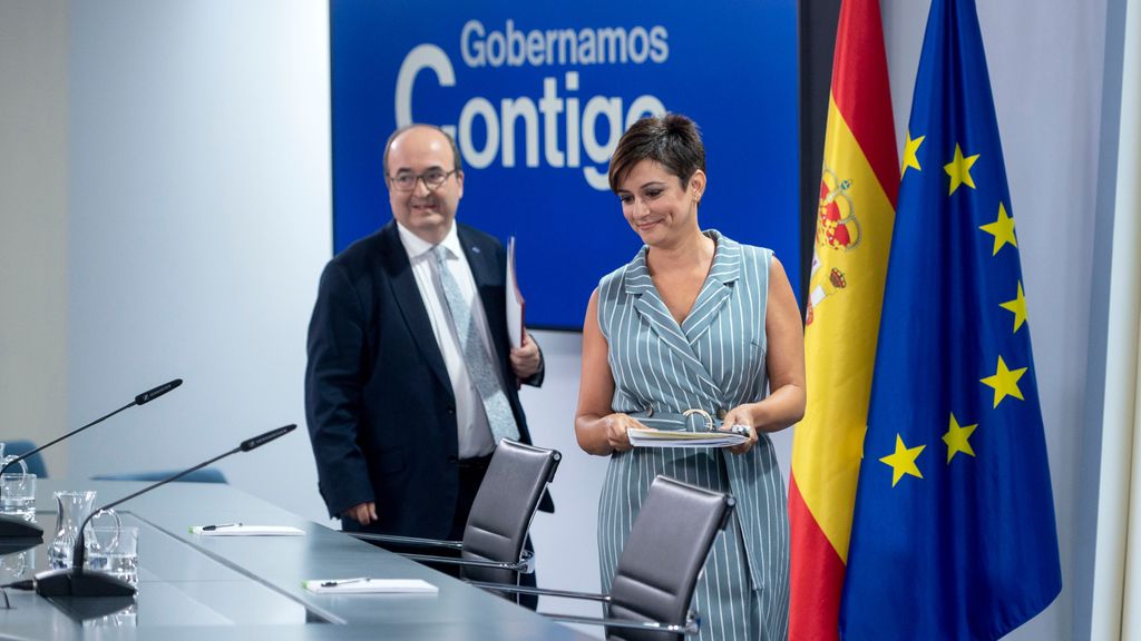 La portavoz del Gobierno, Isabel Rodríguez, y el ministro  de Cultura, Miquel Iceta, en la rueda de prensa tras el Consejo de Ministros