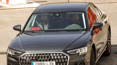 ¿Qué puede perder Luis Rubiales por un beso? 1 La Federación deja a Rubiales sin sueldo, coche oficial y le reclama el móvil y el ordenador - NIUS