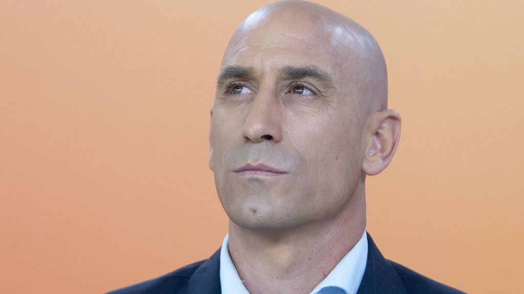 Luis Rubiales se queda sin su 'sueldazo' de casi un millón de euros, sin coche oficial y sin móvil