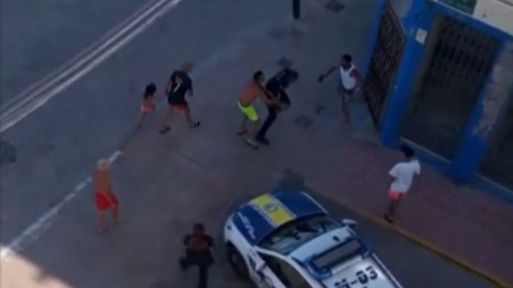 Tres detenidos por dar una brutal paliza a dos agentes de la policía de Guardamar del Segura