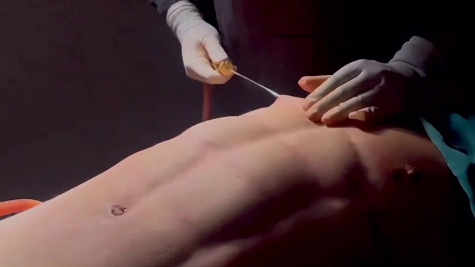 Antonio Pavón presume de 'six pack' tras hacerse una marcación abdominal