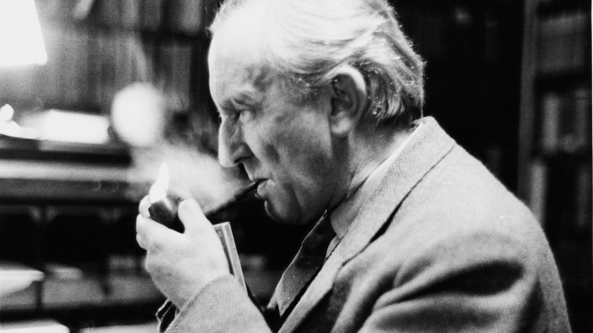 El profesor. John Ronald Reuel Tolkien creo el universo, Ea, y todo lo que hay en él, en un despacho de Oxford.