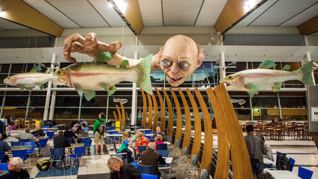 Un Gollum gigante pesca sobre los pasajeros en la sala de espera del Aeropuerto de Wellington (Nueva Zelanda). El capitalismo capitaliza hasta las fábulas anticapitalistas,
