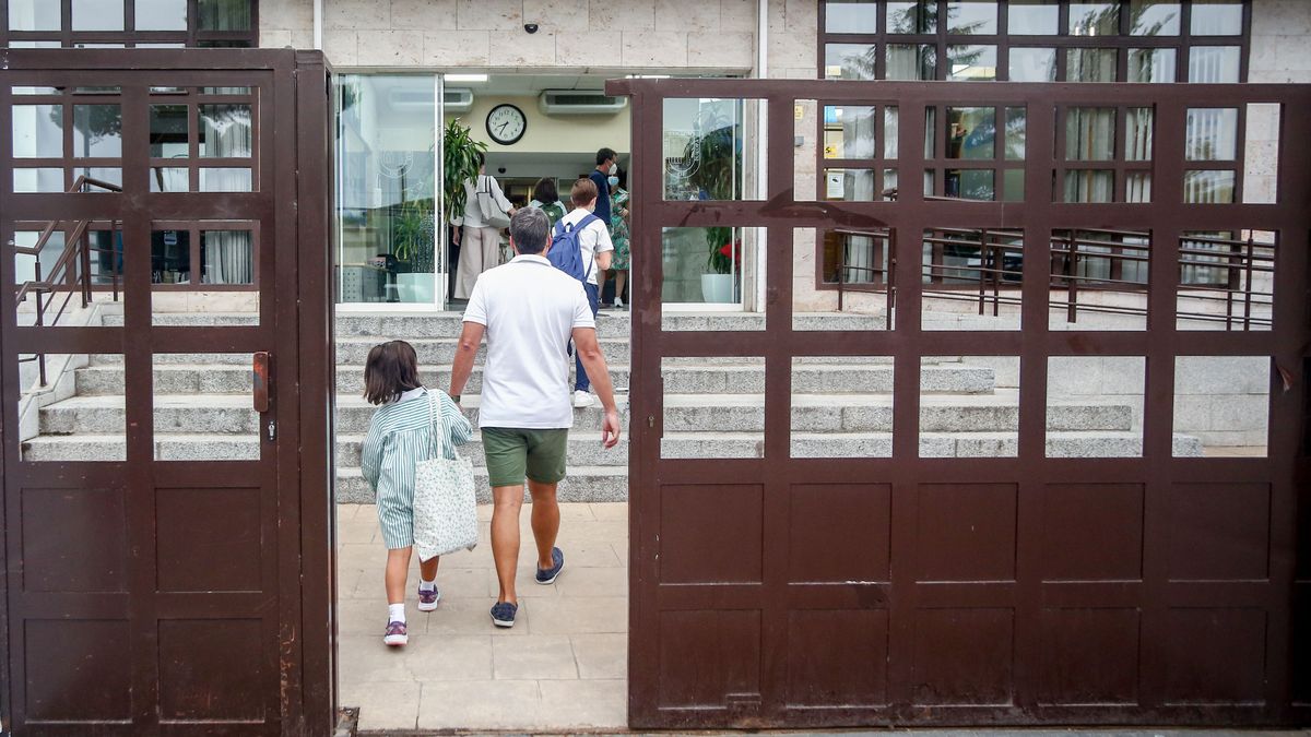 Un padre acompaña a su hijo en su primer día de clase en un centro madrileño