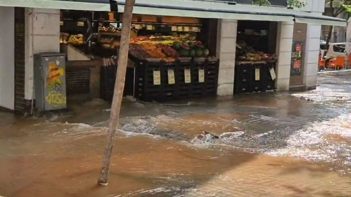 Una fuga de agua inunda varios negocios y causa estragos entre los vecinos de Sant Andreu, Barcelona