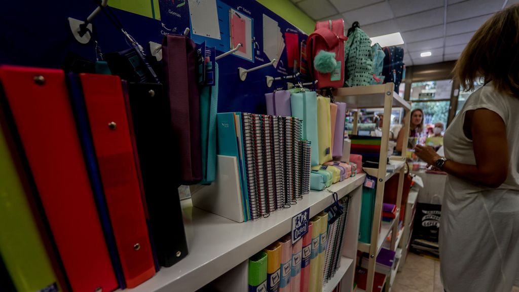 Una mujer compra material escolar en una papelería