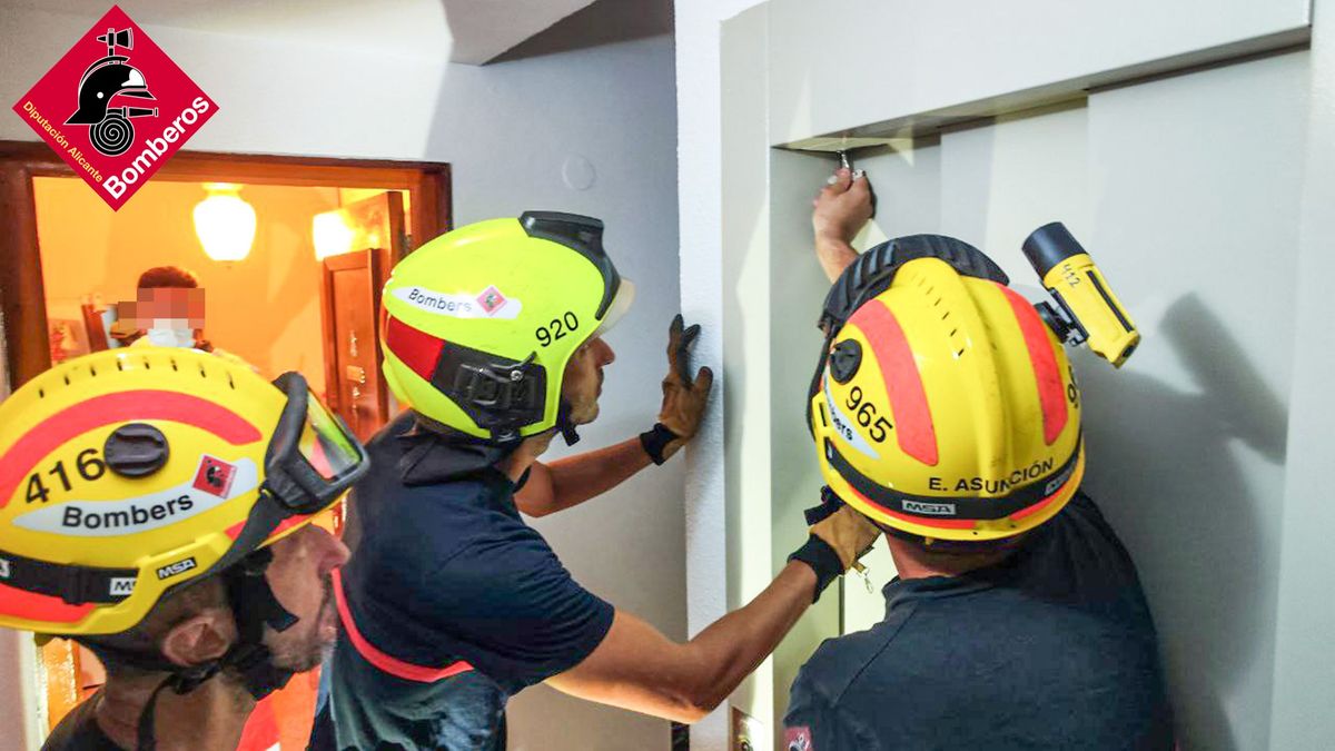 Bomberos de Alicante auxilian a un equipo médico atrapado en un ascensor cuando iba a una urgencia a domicilio