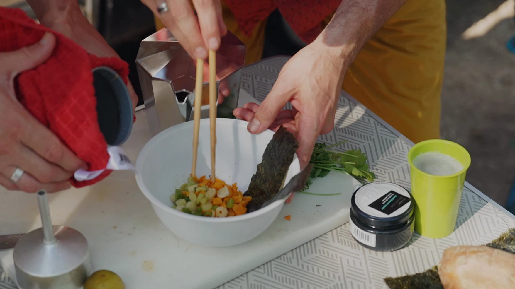 Iván Massagué cocina ramen en una cafetera