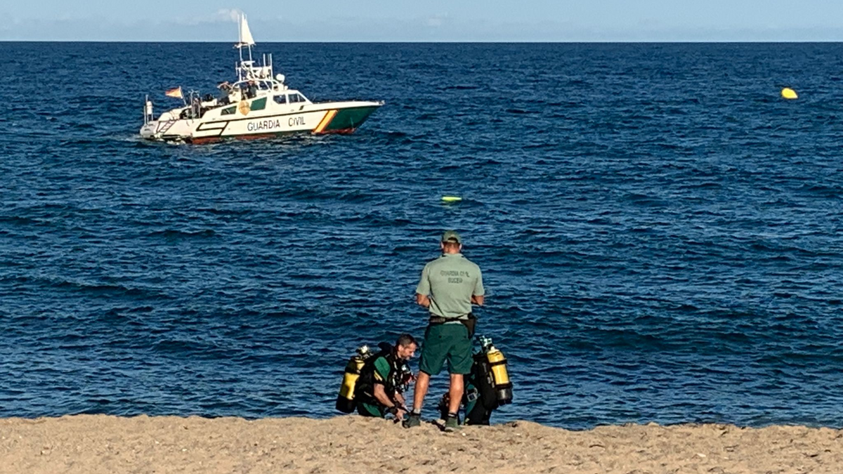 La Guardia Civil extrae del agua la bolsa de huesos encontrada en una playa de Badalona