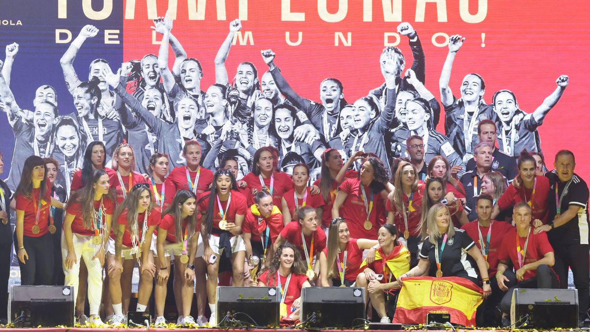 Las jugadoras de la selección española durante la celebración de la victoria en Madrid Río