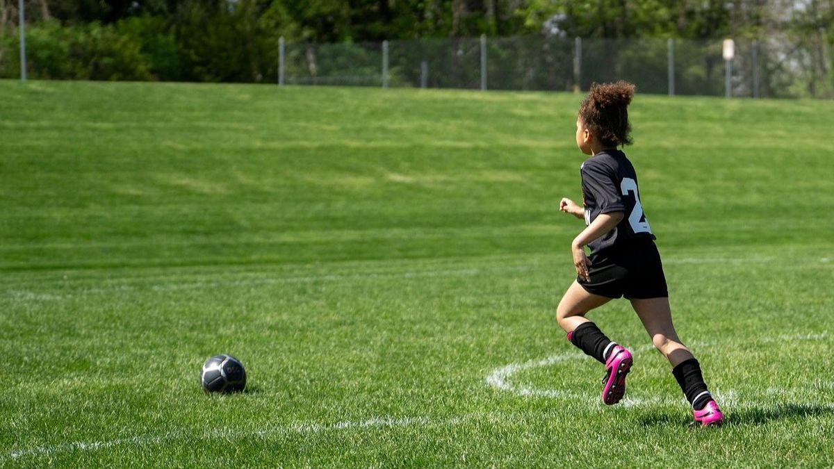 Niña jugando al fútbol