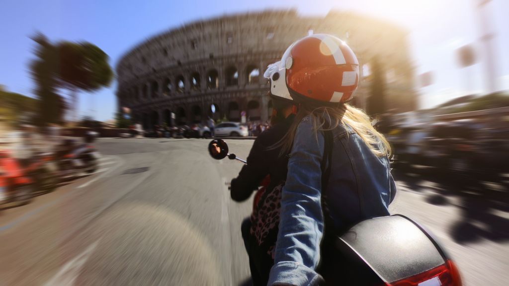 Recorrer Roma en Vespa es una experiencia turistica tan 'obligatoria' como ir a un tablao flamenco en España.