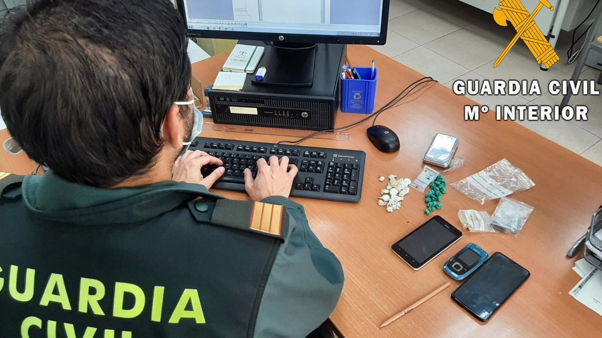 Archivo - Un agente de la Guardia Civil.