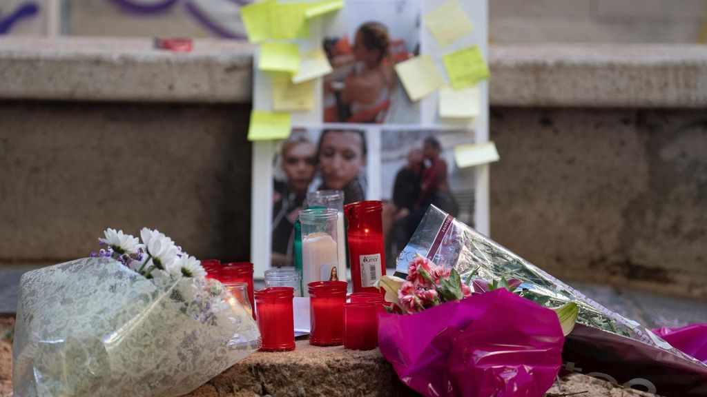 Flores y fotos durante el acto en memoria de la mujer muerta por la caída de una palmera, en plaza Emili Vendrell, a 4 de agosto de 2023, en Barcelona, Cataluña (España).