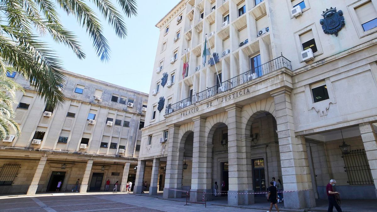 Archivo - Detalle de la fachada principal de la Audiencia Provincial de Sevilla , a 21 de junio de 2022 en Sevilla (Andalucía, España)