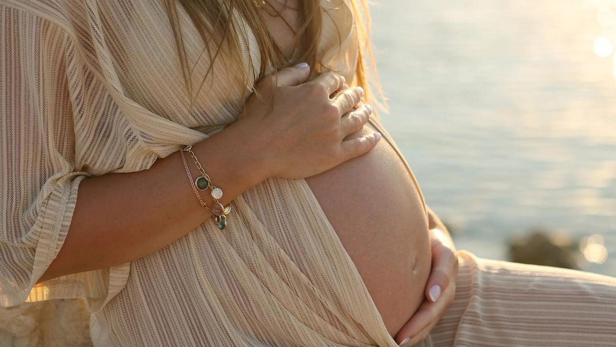 Archivo - Mujer embarazada toma el sol.