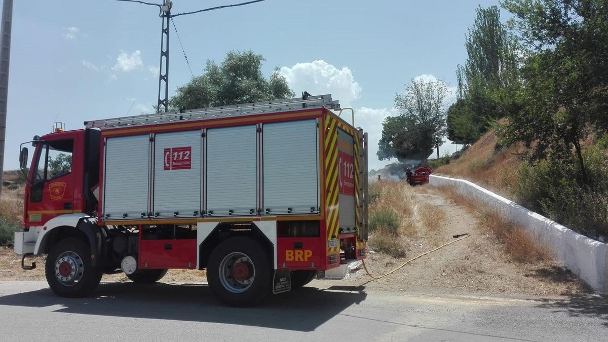 Archivo - Efectivos de Bomberos de Guadix, en imagen de archivo