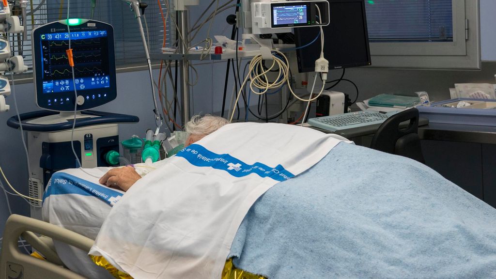 Archivo - Un paciente ingresado en la Unidad de Cuidados Intensivos (UCI) para enfermos de coronavirus del Hospital Universitario Dr. Josep Trueta de Girona, Catalunya (España)
