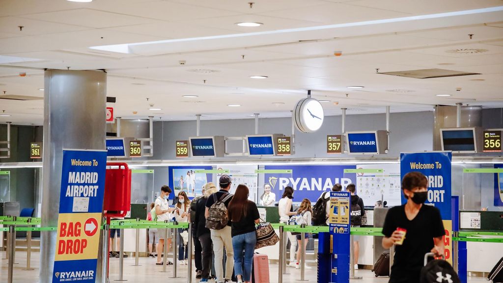 Archivo - Varios pasajeros en el mostrador de Ryanair en el Aeropuerto Adolfo Suárez Madrid- Barajas