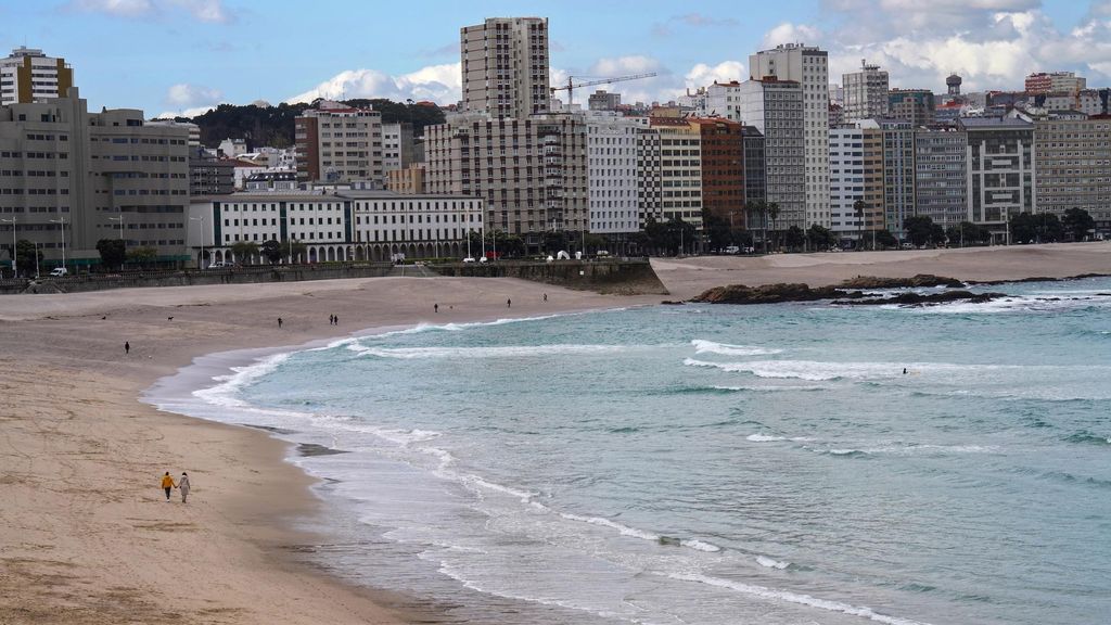 Archivo - Playas Orzán y Riazor, a 8 de abril de 2022, en A Coruña, Galicia (España).