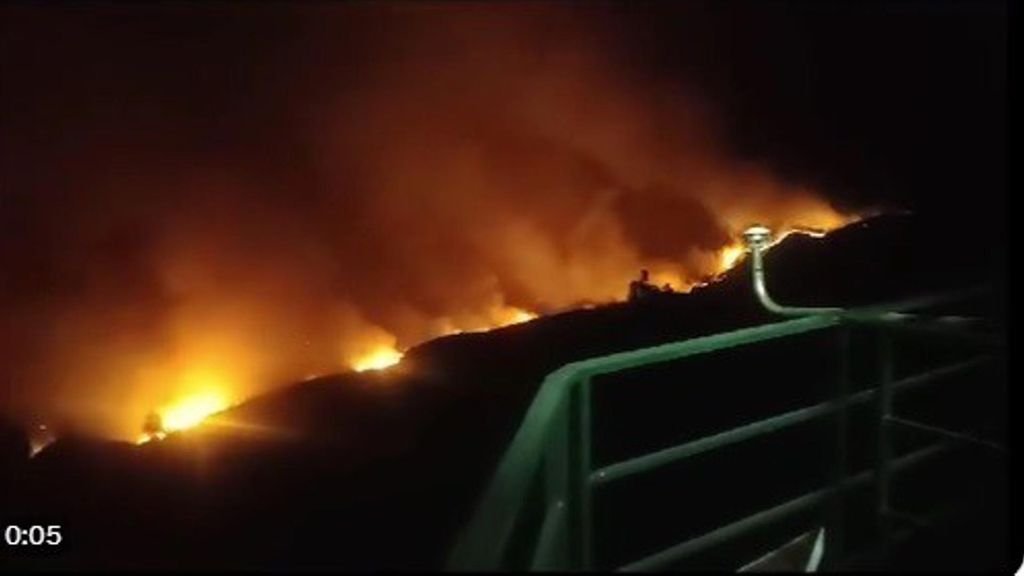 Un incendio declarado en Arafo (Tenerife) obliga a desalojar cuatro poblaciones y cortar dos carreteras