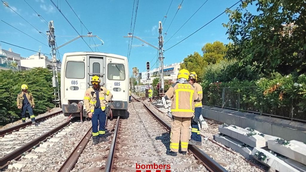 Retiran el tren descarrilado en Sitges, pero sigue interrumpida la circulación