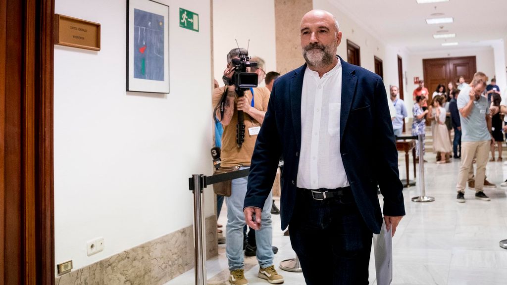 El diputado electo del BNG, Néstor Rego, en los pasillos del Congreso, a 10 de agosto de 2023, en Madrid (España).