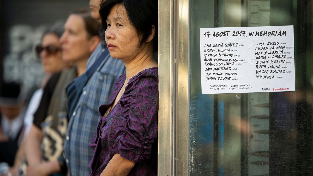 Familiares y allegados a las víctimas del atentado del 17A en 2017 participan en el acto institucional en recuerdo a las víctimas de los atentados del 17A, en la Pla de l’Ós, a 17 de agosto de 2023, en Barcelona, Cataluña (España).