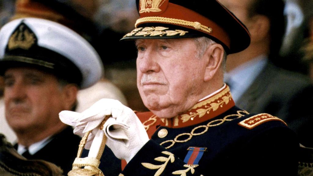 El Gobierno de España retira la Gran Cruz al Mérito Militar que le dio Franco a Augusto Pinochet