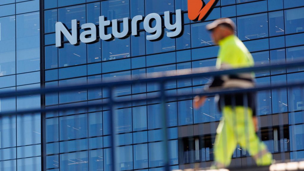 Archivo - Una persona camina frente a la sede de Naturgy, a 4 de abril de 2023, en Madrid (España).