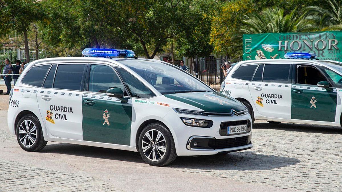 Archivo - Coches patrulla de la Guardia Civil