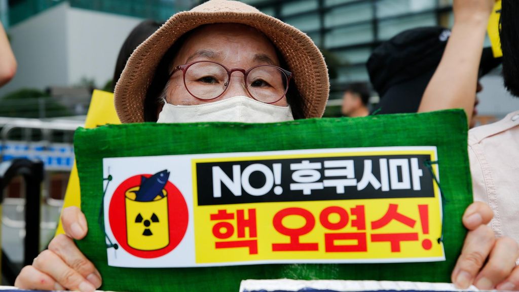 Protesta en Seúl, la capital de Corea del Sur, por la decisión de Japón de verter agua tratada de la central nuclear de Fukushima al mar.