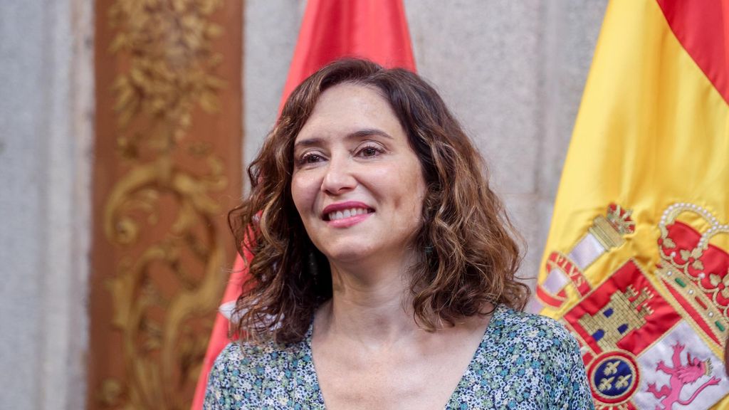 La presidenta de la Comunidad de Madrid, Isabel Díaz Ayuso, durante el acto de entrega de las Palomas de Bronce-Bomberos de Madrid, a 15 de agosto de 2023, en Madrid (España). Estas distinciones son otorgadas por la Hermandad del Cuerpo de Bomberos de la
