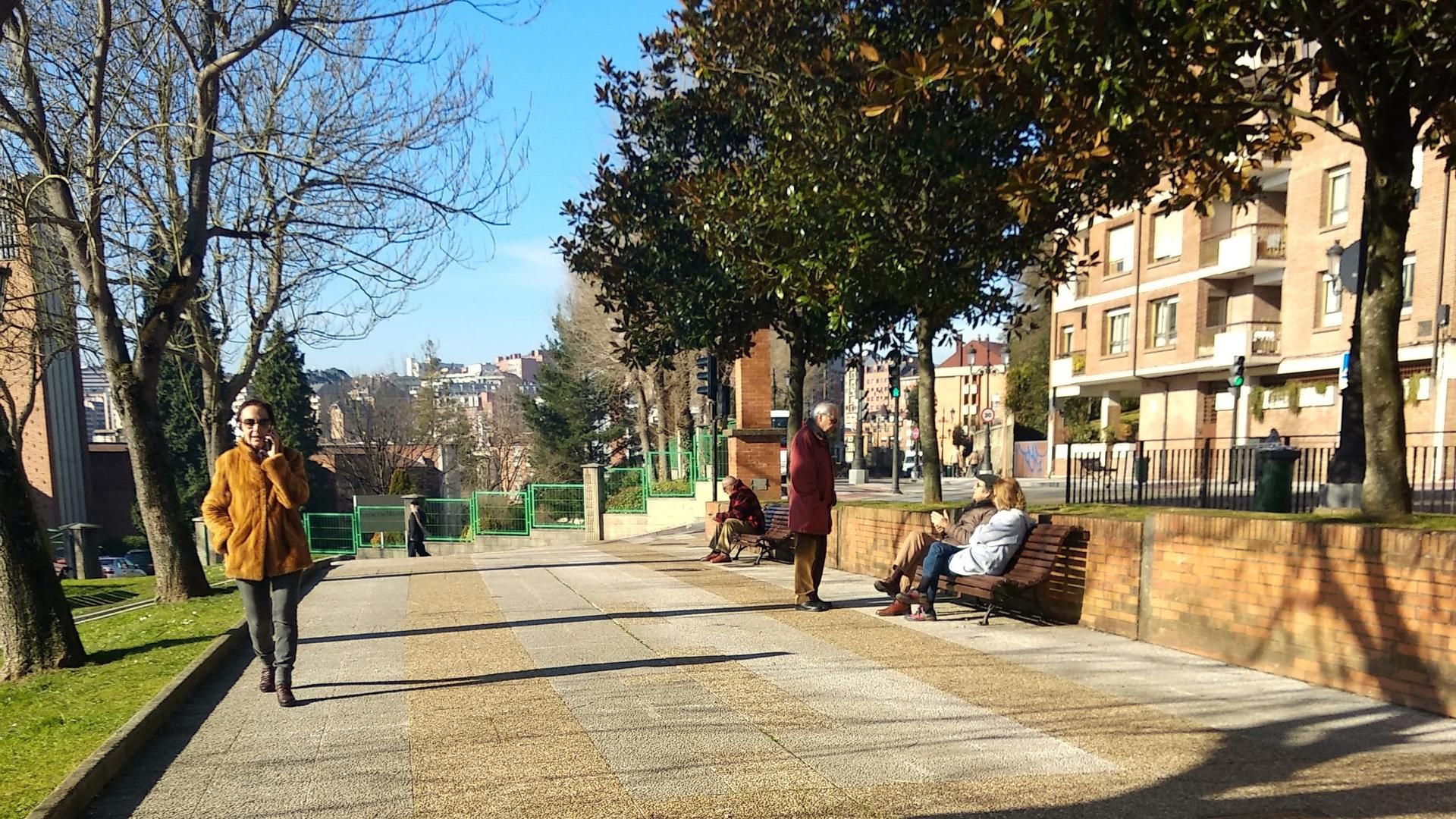 Archivo - Jubilados en Oviedo, pensión, parque, pensionistas