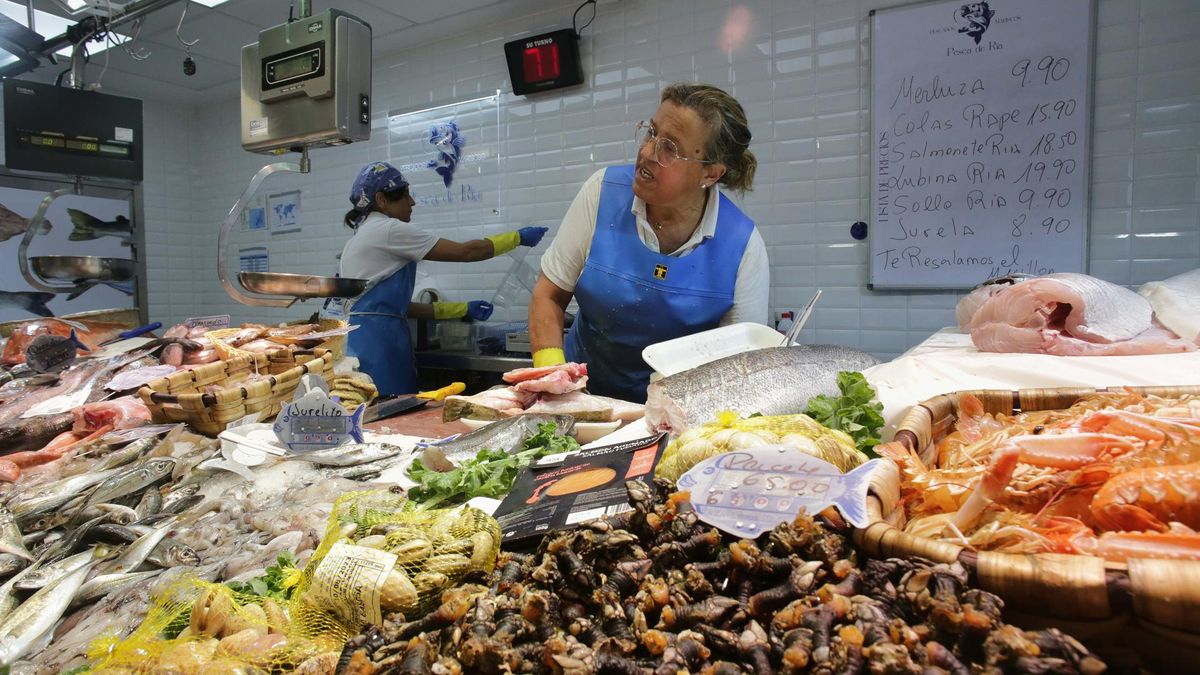 Un puesto de venta de alimentos en un mercado