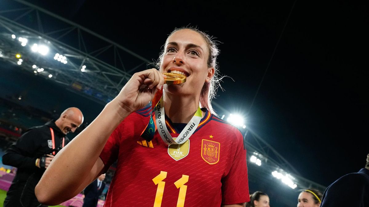 El futbolista de la selección española Alexia Putellas muerde su medalla de campeona del Mundo.