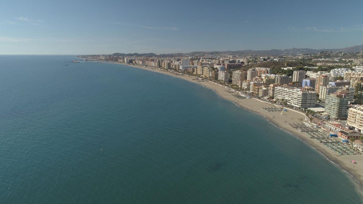 Archivo - Vista aérea de una playa de Fuengirola (Málaga)