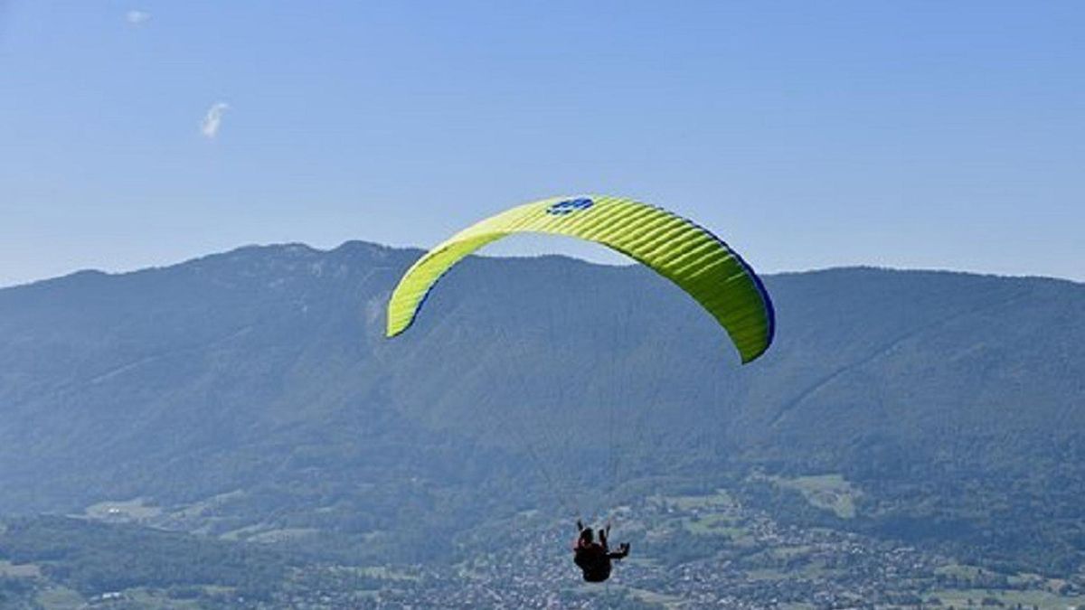 Persona haciendo parapente, en imagen de archivo