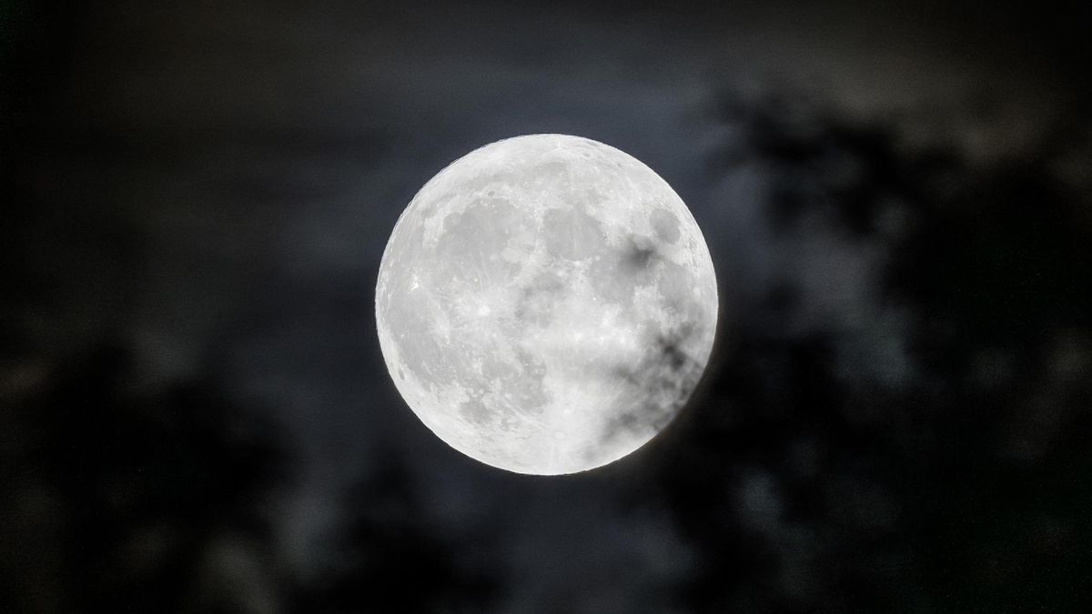 Vista de la superluna azul, a 30 de agosto de 2023, en Madrid (España). Hoy se puede observar en el cielo la segunda luna llena de agosto, conocida como la 'superluna azul' o de 'cosecha'. La ‘superluna azul’ se da cuando ocurren simultáneamente una ‘supe