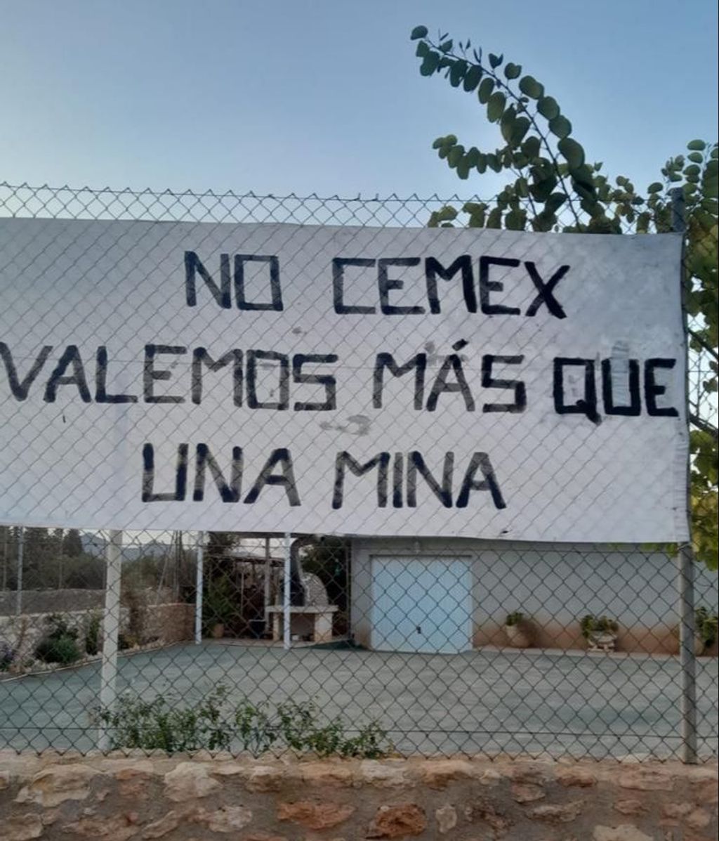 Pancartas en contra de la mina de puzolana en Cartagena